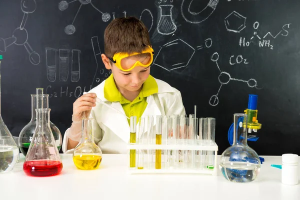 男中学生长袍和手套观察试管化学实验 — 图库照片