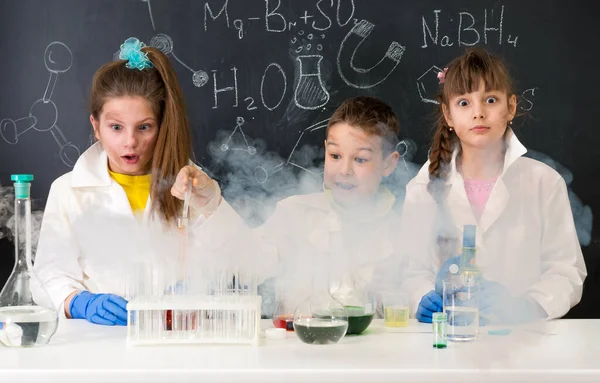 Drie opgewonden kinderen na chemisch experiment — Stockfoto