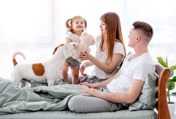 Manhã de família ensolarada na cama — Fotografia de Stock