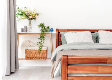 İç kısımda tahta yatak.