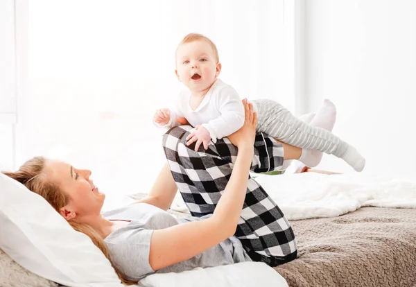 Mor med barn i sängen — Stockfoto