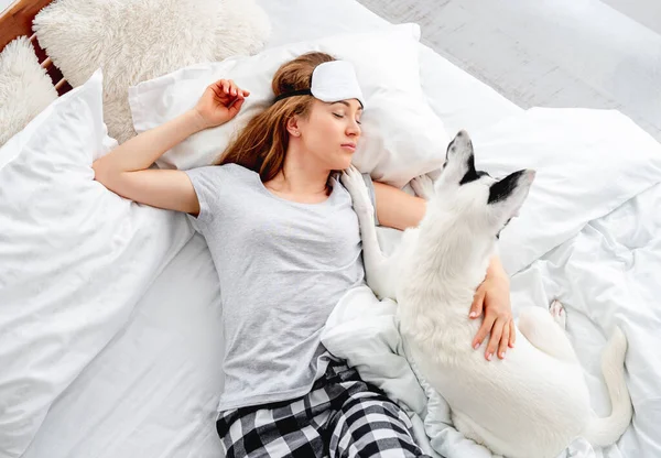 Dziewczyna z psem w łóżku — Zdjęcie stockowe