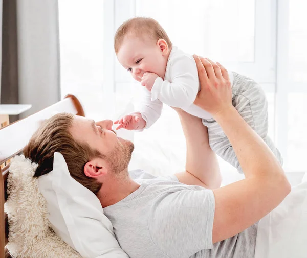 Père avec fils dans le lit — Photo