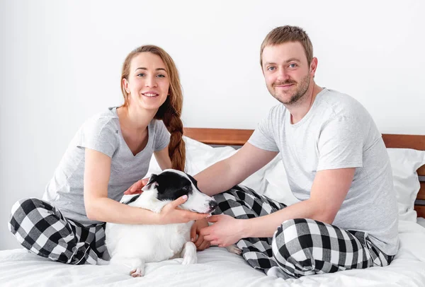 Familie mit Hund im Bett — Stockfoto