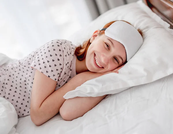 Menina sorrindo na cama — Fotografia de Stock