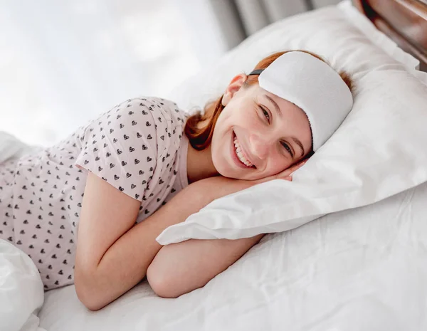 Chica sonriendo en la cama — Foto de Stock