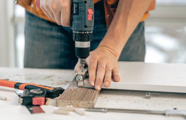 Mobilya imalatı sırasında çalışan adam