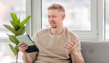 Not defteri olan serbest çalışan bir adam.