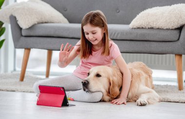 Golden retriever köpeği olan bir kız internette konuşuyor.