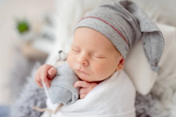 Schlafendes Neugeborenes beim Fotoshooting — Stockfoto