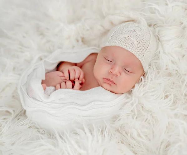 Pasgeboren baby jongen studio fotoshoot — Stockfoto