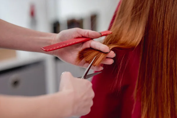Coafeză tăiat părul clientului — Fotografie, imagine de stoc