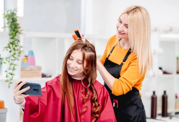 Peluquería y modelo haciendo selfie —  Fotos de Stock