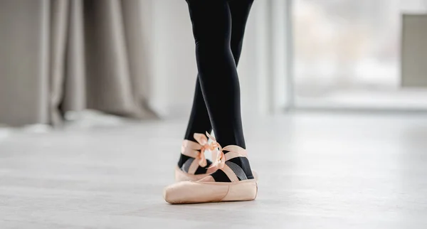 Balerina lábak pointe cipőben — Stock Fotó