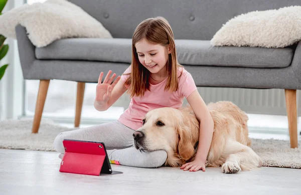 Menina com cão golden retriever falando online — Fotografia de Stock