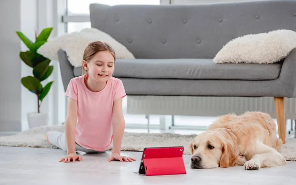 女の子は犬とオンラインで行使 — ストック写真