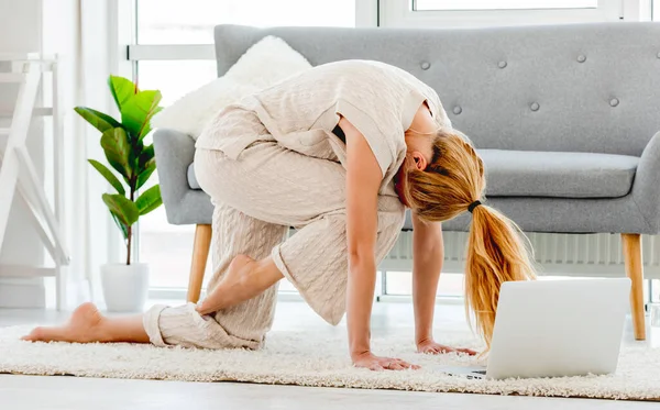 Chica haciendo yoga en línea —  Fotos de Stock