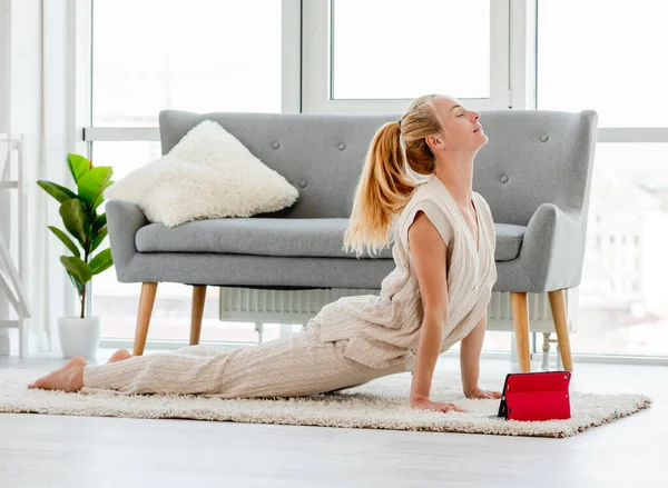 Chica haciendo yoga en línea — Foto de Stock