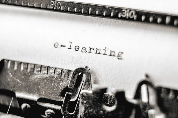 Texto E-learning na máquina de escrever retro — Fotografia de Stock