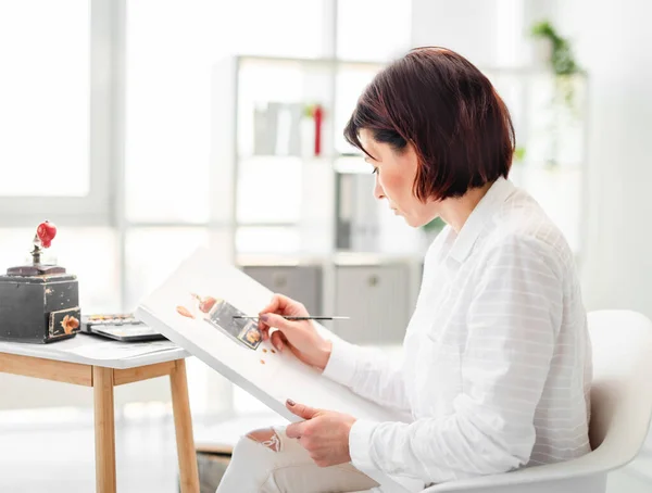 Woman drawing with watercolor — Stock Photo, Image