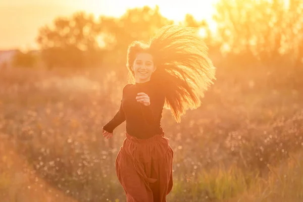Χαμογελώντας έφηβος κορίτσι στο πεδίο φθινόπωρο — Φωτογραφία Αρχείου
