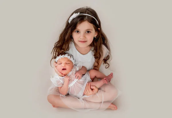 Fille avec sa sœur nouveau-née — Photo