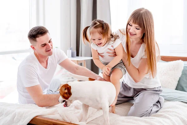 Güneşli aile sabahı yatakta — Stok fotoğraf