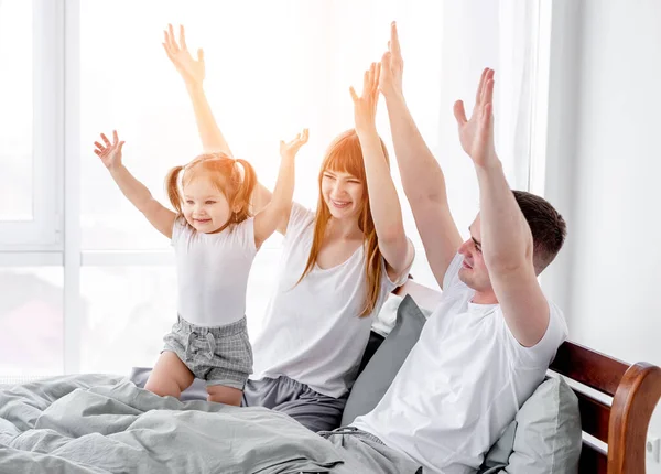 Zonnige familie ochtend in het bed — Stockfoto