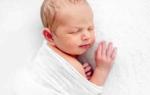 Pasgeboren jongen slaapt — Stockfoto