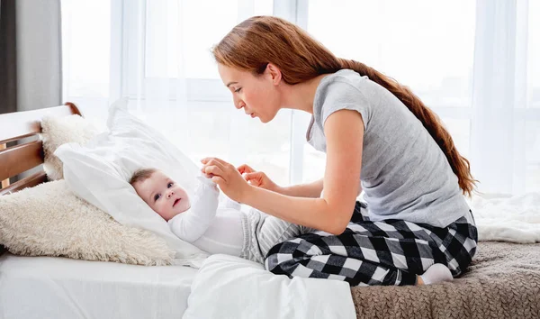 Mãe com criança na cama — Fotografia de Stock