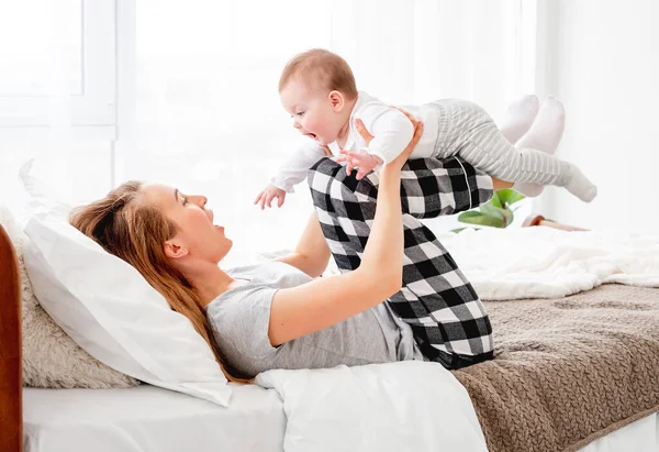 Mãe com criança na cama — Fotografia de Stock