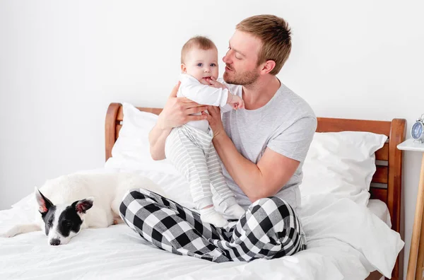 Vader met zoon in bed — Stockfoto