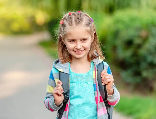Κοριτσάκι με σακίδιο να πηγαίνει σχολείο. — Φωτογραφία Αρχείου