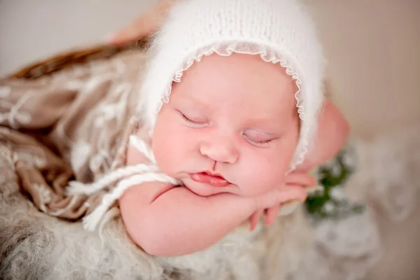 Fotoshooting für neugeborene Mädchen — Stockfoto