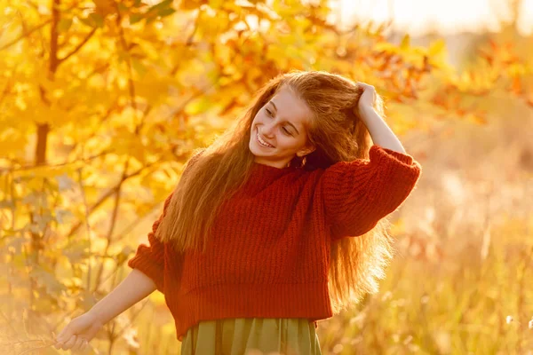 Sorridente giovane ragazza vicino albero di autunno — Foto Stock