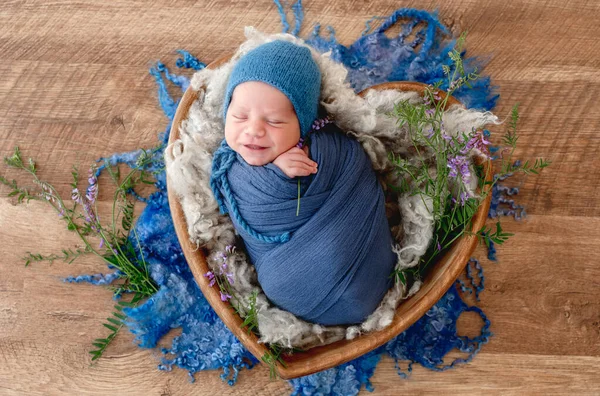 Retrato de estudio recién nacido — Foto de Stock