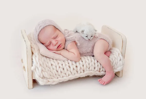 Neugeborenes schläft mit Kätzchen — Stockfoto