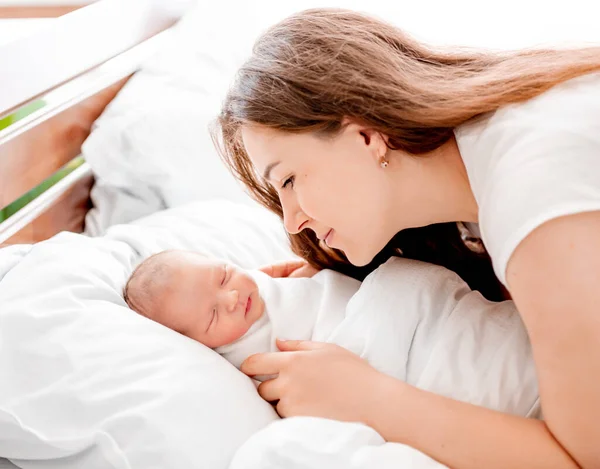 Matka s novorozencem — Stock fotografie