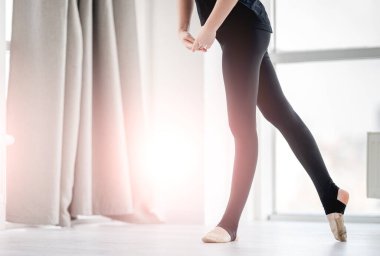 Dans stüdyosunda balerin bacakları.