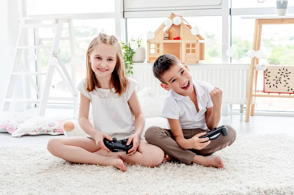 小女生和男生在游戏机上玩耍 — 图库照片