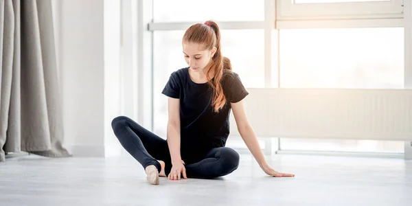 Meisje in ballet trainingsstudio — Stockfoto