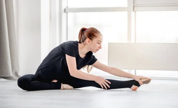 Meisje in ballet trainingsstudio — Stockfoto