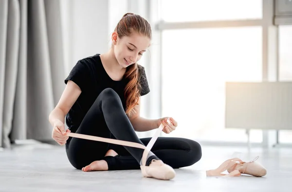 Ragazza che indossa scarpe da punta — Foto Stock