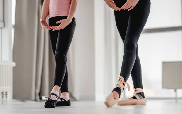 Pernas de bailarina durante a aula de dança — Fotografia de Stock