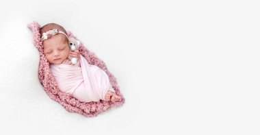 Uyuyan yeni doğmuş bebek