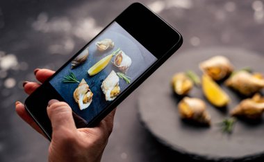 Siyah tabakta limonlu salyangozlar