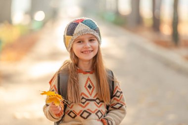 Yaprakları olan tatlı liseli kız