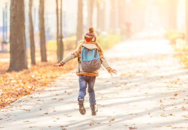 Okuldan sonra mutlu çocuk.