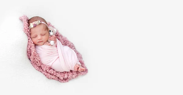 Спляча новонароджена дівчинка — стокове фото