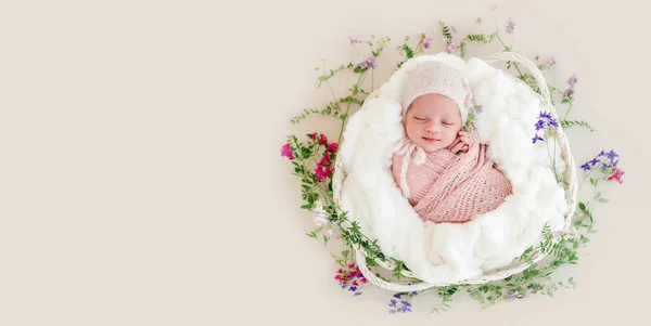 Uyuyan yeni doğmuş bebek — Stok fotoğraf